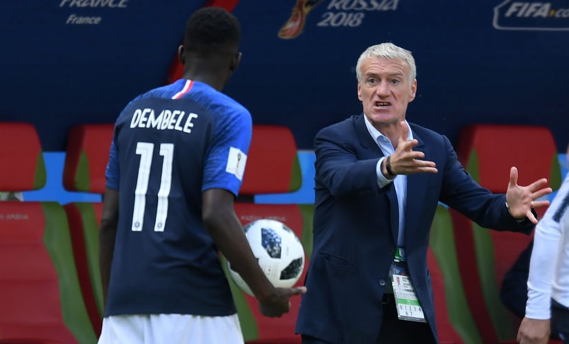 France's coach Didier Deschamps (R) instructs France's forward Ousmane Dembele during the Russia 2018 World Cup Group C football match between France and Australia at the Kazan Arena in Kazan on June 16, 2018. / AFP PHOTO / Kirill KUDRYAVTSEV / RESTRICTED TO EDITORIAL USE - NO MOBILE PUSH ALERTS/DOWNLOADS