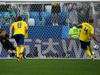 Sweden's defender Andreas Granqvist (R) shoots to score a penalty past South Korea's goalkeeper Cho Hyun-woo (L) during the Russia 2018 World Cup Group F football match between Sweden and South Korea at the Nizhny Novgorod Stadium in Nizhny Novgorod on June 18, 2018. / AFP PHOTO / Johannes EISELE / RESTRICTED TO EDITORIAL USE - NO MOBILE PUSH ALERTS/DOWNLOADS
