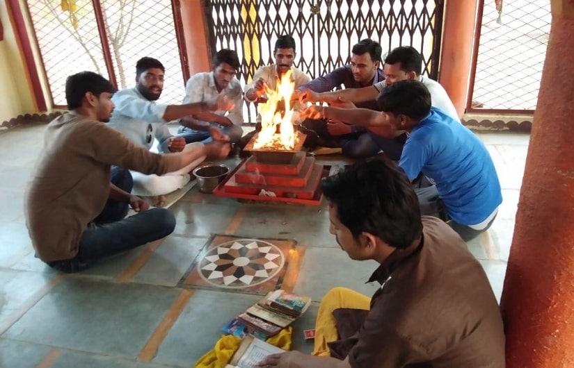 A yagna for peace among the farming communities was conducted by members of the Bharatiya Kisan Union in the Panchmukhi Balaji Temple on 6 June in Billod, Mandsaur. Image procured by author