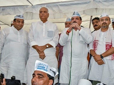 AAP leader Sanjay Singh with former finance minister Yashwant Sinha during a protest as they marched towards the L-Gs residence. PTI