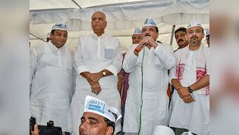 Arvind Kejriwal's sit-in protest: Chandrababu Naidu, Hemant Soren express support for AAP leader