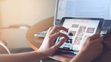 Women more likely to experience neck pain during iPad use than men: Study