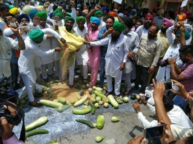 Farmers throw vegetables in front of DC office in Barnala on Friday. Image courtesy: Sukhcharan Sukhi/101Reporters