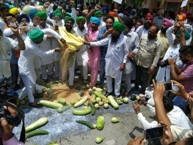 Mandsaur farmers' protests: Two arrested in Fatehabad in connection with violence; Gaon Bandh halts vegetable supplies Mandsaur farmers' protests: Two arrested in Fatehabad in connection with violence; Gaon Bandh halts vegetable supplies