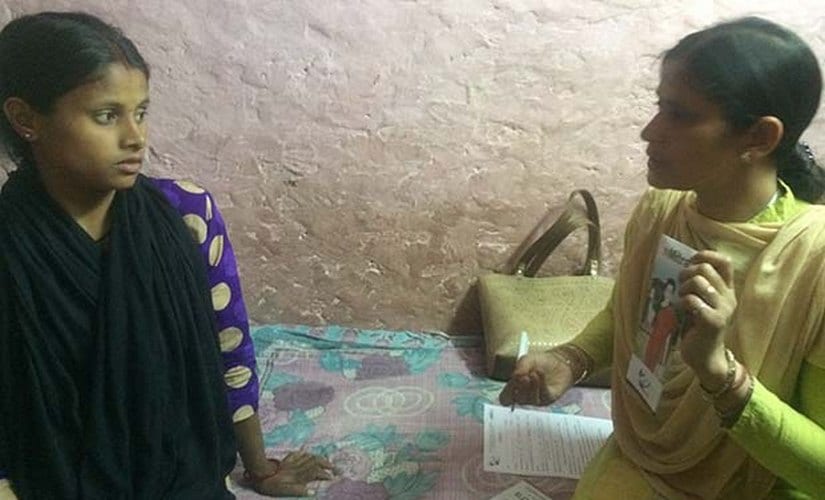 Health supervisor Daya Pandey telling Sushma Paswan, 24, about mMitra service in the latter’s home in West Delhi’s Sagarpur area. mMitra is a free pre-recorded voice-message service that gives pregnant women information about taking care of themselves and their newborns. IndiaSpend 