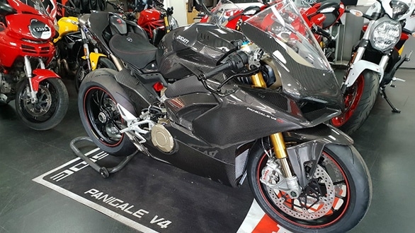 Leaked image of Ducati Panigale V4 with carbon fibre.