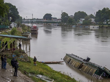 Authorities sound flood alert in Central Kashmir as intermittent rain continues in Valley; schools remain closed Authorities sound flood alert in Central Kashmir as intermittent rain continues in Valley; schools remain closed