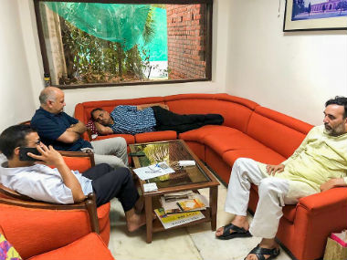 'And they say there's no strike': Arvind Kejriwal fumes as Delhi bureaucrats 'skip' meeting called by state govt 'And they say there's no strike': Arvind Kejriwal fumes as Delhi bureaucrats 'skip' meeting called by state govt