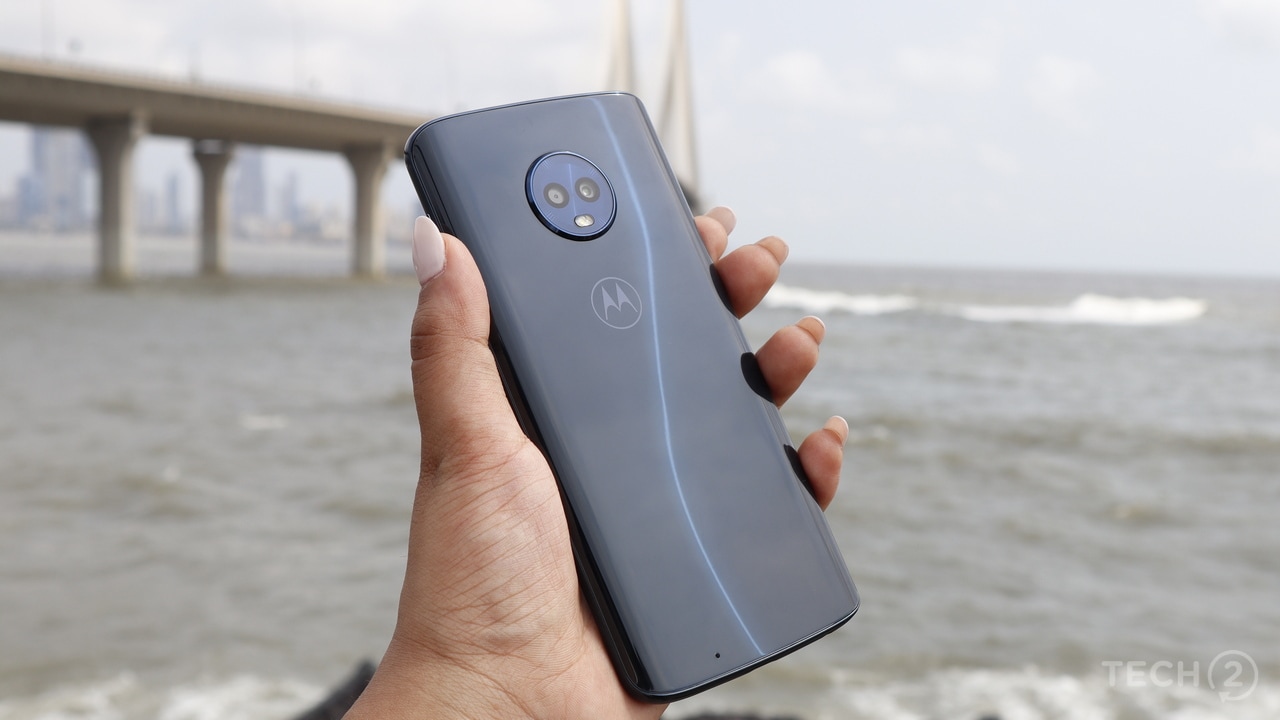 The design on the Moto G6 surely makes it one of the best looking devices in the segment. Image: tech2/ Shomik Sen Bhattacharjee