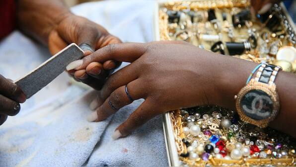 How complex social structures helped humans transition from claws to nails