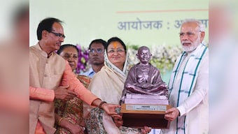 Swachh Bharat rankings: Narendra Modi hands over award for cleanest city to Indore, says it inspires rest of India