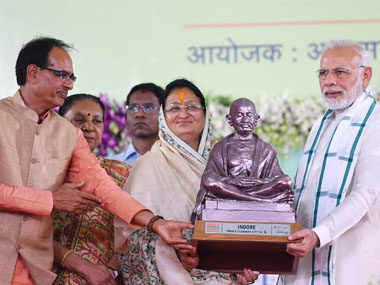 Swachh Bharat rankings: Narendra Modi hands over award for cleanest city to Indore, says it inspires rest of India Swachh Bharat rankings: Narendra Modi hands over award for cleanest city to Indore, says it inspires rest of India