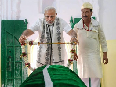 Prime Minister Narendra Modi offers 'Chadar' at Sant Kabir Mazaar as he pays homage to the great saint and poet, Kabir on his 500th death anniversary, at Maghar, Uttar PRadesh. PTI