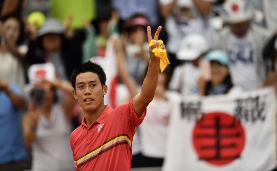 Japan's Kei Nishikori celebrates after victory in his men's singles third round match against France's Gilles Simon on day six of The Roland Garros 2018 French Open tennis tournament in Paris on June 1, 2018. / AFP PHOTO / CHRISTOPHE SIMON