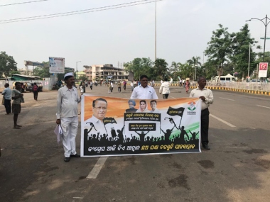 Odisha Congress organises 'chakka jam'; protest paralyses traffic in Bhubaneswar and Cuttack Odisha Congress organises 'chakka jam'; protest paralyses traffic in Bhubaneswar and Cuttack