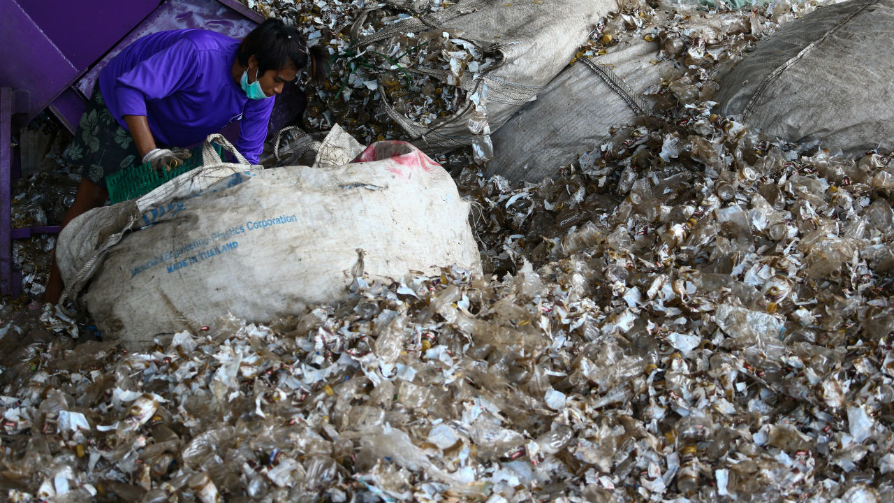 Jet fuel and diesel can now be made from plastic bags, water bottles & daily waste Jet fuel and diesel can now be made from plastic bags, water bottles & daily waste