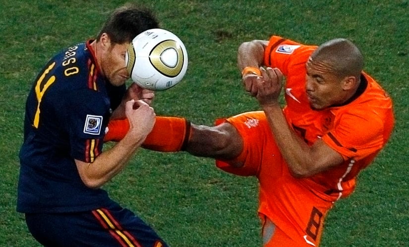Spain's Xabi Alonso (L) gets a boot in his chest by Netherlands' Nigel de Jong as they fight for the ball during their 2010 World Cup final soccer match at Soccer City stadium in Johannesburg July 11, 2010. REUTERS/David Gray (SOUTH AFRICA - Tags: SPORT SOCCER WORLD CUP IMAGE OF THE DAY TOP PICTURE) - LM2E67B1JV701
