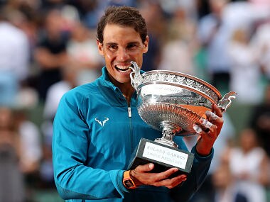 Tennis - French Open - Roland Garros, Paris, France - June 10, 2018 Spain's Rafael Nadal celebrates by biting the trophy after winning the final against Austria's Dominic Thiem REUTERS/Pascal Rossignol - RC1BC375BF50