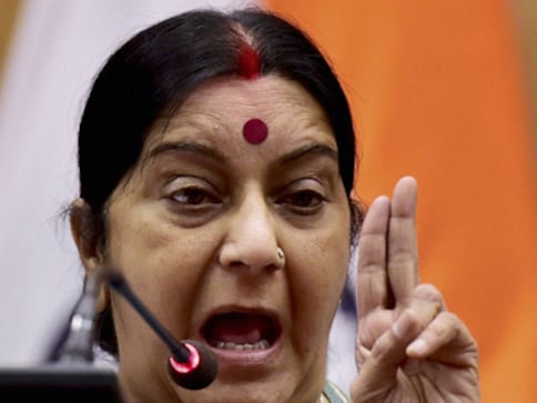 Sushma Swaraj takes on Twitter trolls by retweeting, 'liking' abuse she received after Lucknow passport row Sushma Swaraj takes on Twitter trolls by retweeting, 'liking' abuse she received after Lucknow passport row