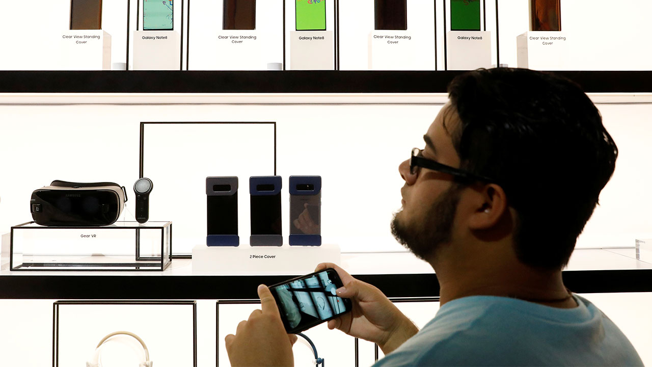 Images of a cancelled Samsung prototype phone with dual displays leak online Images of a cancelled Samsung prototype phone with dual displays leak online