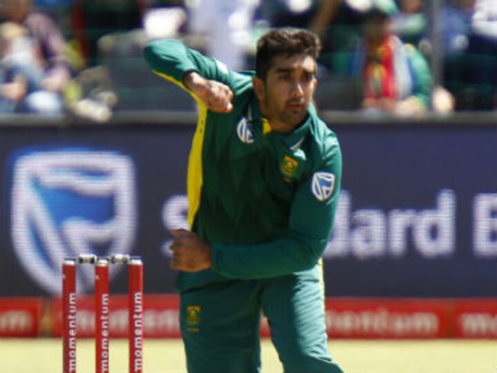 Watch: Tabraiz Shamsi wows crowd with magic trick on the field in Mzansi Super League