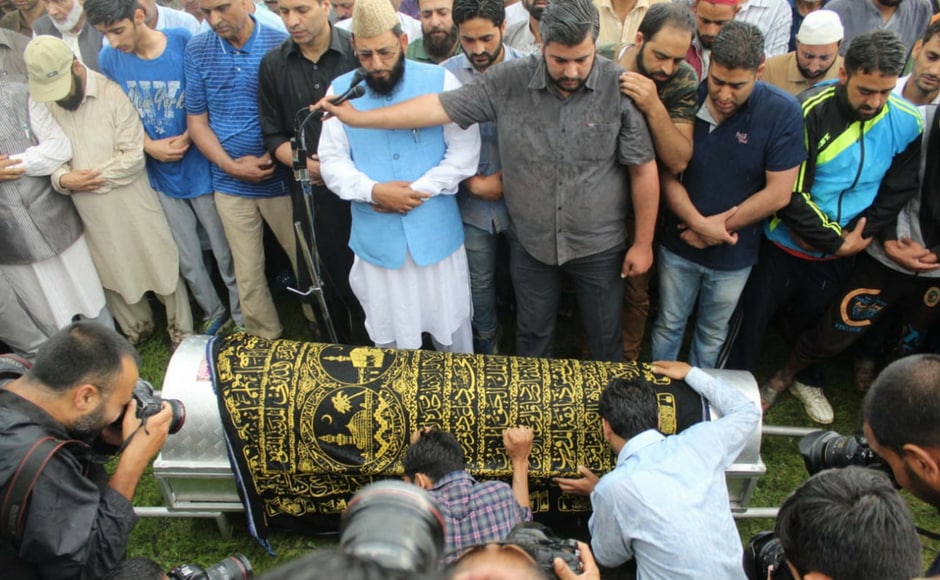 Shujaat Bukhaari, a senior journalist and editor-in-chief of 'Rising Kashmir' was shot to death by three unidentified men on Thursday evening. Sameer Yasir/ Firstpost Shujaat Bukhaari, a senior journalist and editor-in-chief of 'Rising Kashmir' was shot to death by three unidentified men on Thursday evening. Sameer Yasir/ Firstpost