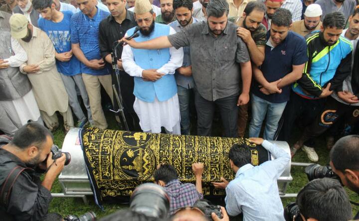 Hundreds bid farewell to Shujaat Bukhari as senior journalist laid to rest in ancestral village in Kashmir's Baramulla Hundreds bid farewell to Shujaat Bukhari as senior journalist laid to rest in ancestral village in Kashmir's Baramulla