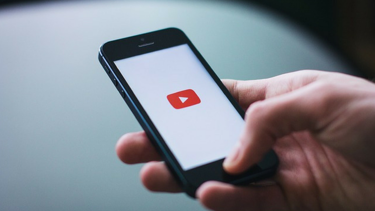 YouTube is adding swipe gestures to switch between videos in its Android app YouTube is adding swipe gestures to switch between videos in its Android app