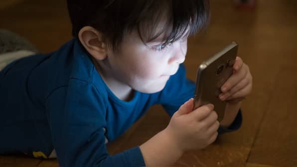 Mobile tech gets parents reading to children, improves home literacy environment