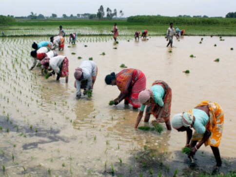 Monsoon makes a landfall in Karnataka; daily life hit due to heavy rains, strong winds Monsoon makes a landfall in Karnataka; daily life hit due to heavy rains, strong winds