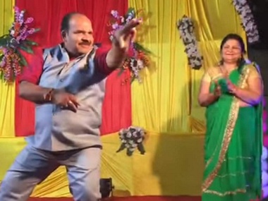 Watch: 'Dancing uncle' Sanjeev Shrivastava shakes a leg with his idol Govinda on Dance Deewane Watch: 'Dancing uncle' Sanjeev Shrivastava shakes a leg with his idol Govinda on Dance Deewane