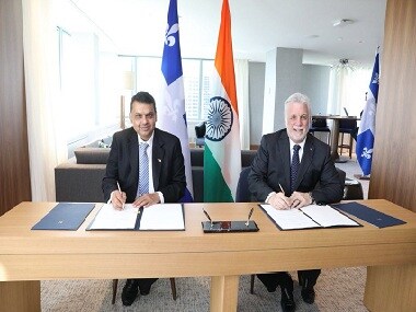 Maharashtra chief minister Devendra Fadnavis and Quebec premier Philippe Couillard signing the MoU. Twitter@Dev_Fadnavis