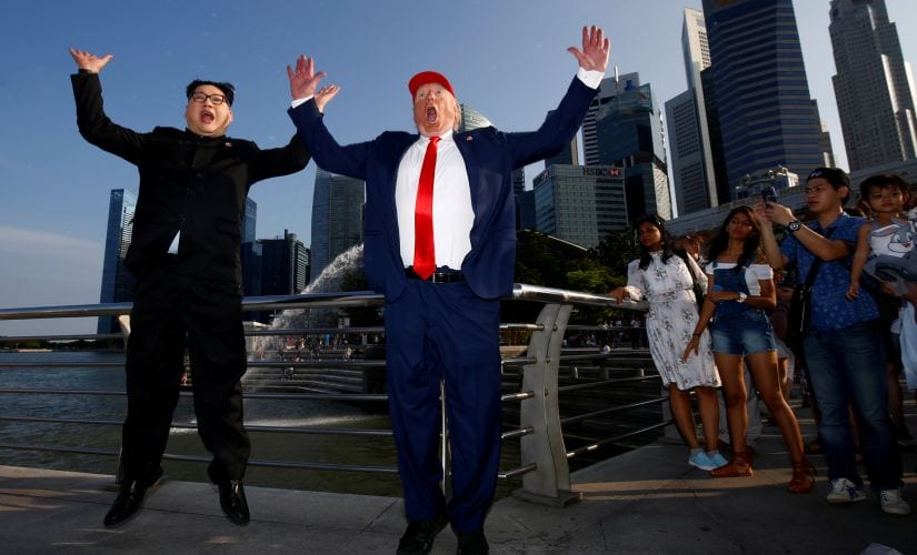 Howard, Australijczyk-Chińczyk podszywający się pod przywódcę Korei Północnej Kim Jong-un, oraz Dennis Alan, podszywający się pod prezydenta USA Donalda Trumpa, spotykają się w Merlion Park w Singapurze przed szczytem 12 czerwca.  Reuters