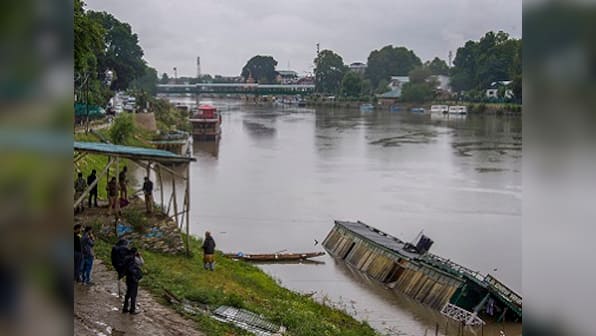 Kashmir floods: Swelling Jhelum brings back nightmares of 2014 deluge, panic spreads in the Valley as water level rises