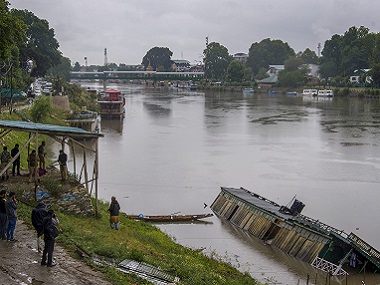 Kashmir floods: Swelling Jhelum brings back nightmares of 2014 deluge, panic spreads in the Valley as water level rises Kashmir floods: Swelling Jhelum brings back nightmares of 2014 deluge, panic spreads in the Valley as water level rises