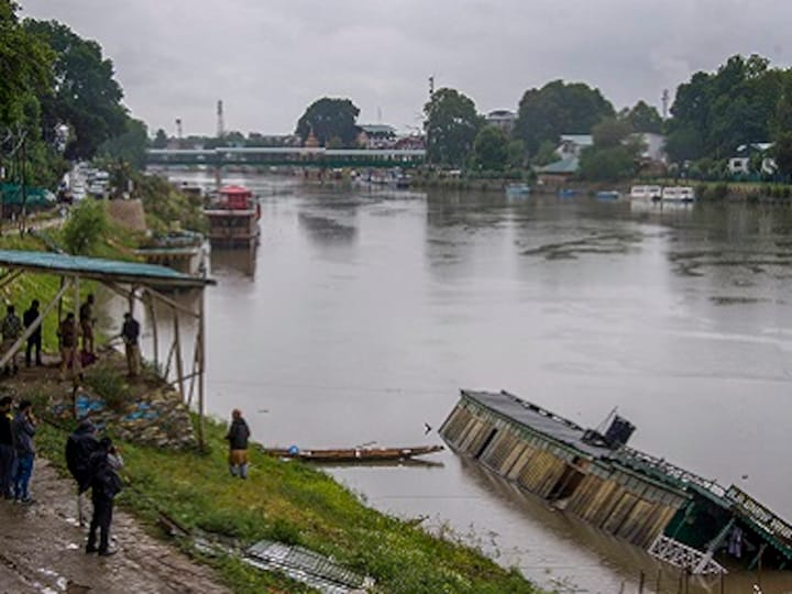 Kashmir floods: Swelling Jhelum brings back nightmares of 2014 deluge, panic spreads in the Valley as water level rises