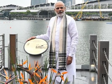 Narendra Modi unveils the Mahatma Gandhi plaque in Singapore. Image courtesy: Twitter @narendramodi