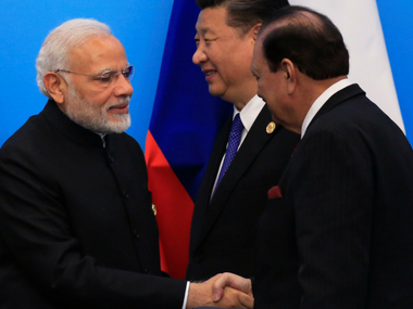 SCO summit 2018: Narendra Modi and Pakistan president Mamnoon Hussain shake hands, chat briefly SCO summit 2018: Narendra Modi and Pakistan president Mamnoon Hussain shake hands, chat briefly