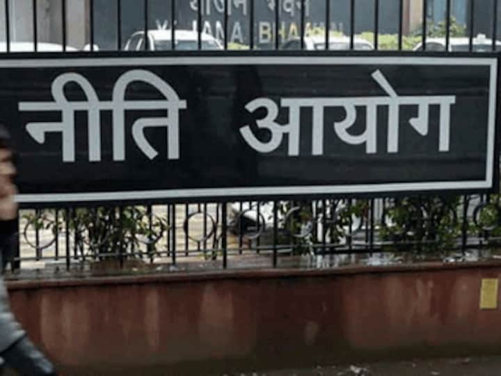 Government opens doors of bureaucracy to private sector professionals, seeks applications for Joint Secy level posts