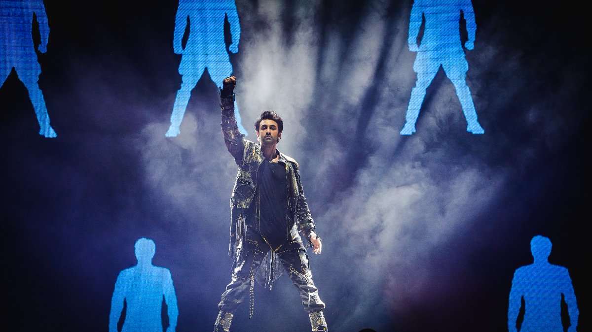 Ranbir Kapoor sets the stage on fire with his performance. Twitter/@IIFA