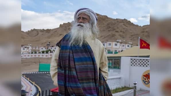 After Veere Di Wedding, director Shashanka Ghosh to team up with Rhea Kapoor for Sadhguru biopic