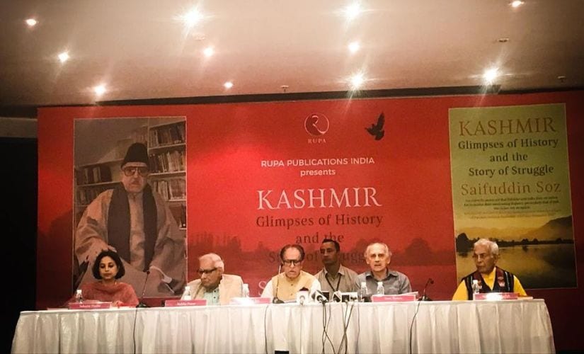 (From left to right) Journalist Suhasini Haidar with former diplomat Kuldeep Nayar, author Saifuddin Soz, former Union Minister Arun Shourie and former Chairperson of the National Commission for Minorities Wajahat Habibullah. Image by: Pallavi Rebbapragada