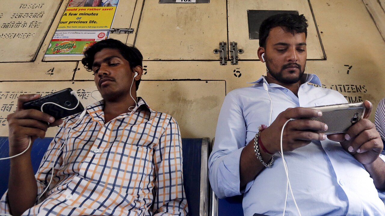   Commuters watch videos on their mobile phone when they travel on a commuter train in Mumbai, India, on April 2, 2016. With smartphone sales in full swing and India getting ready to a 4G Internet access, the Indian film and television industry your phone for the latest version will finally generate profits, overcoming the problems of sadly few cinemas and endemic hacking. Photo taken on April 2, 2016. REUTERS / Shailesh Andrade - GF10000368981 