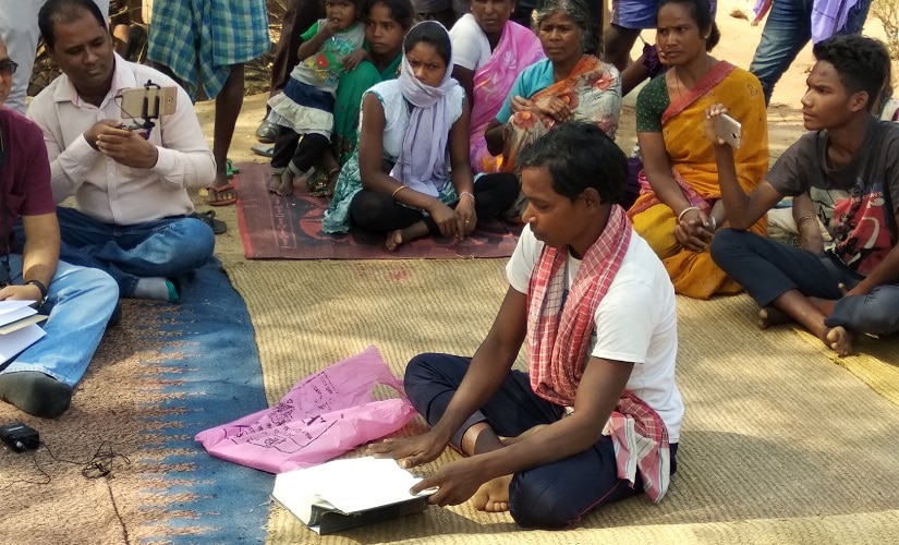 A tribal telling about Pathalgadi to media and the villagers in Jaspur. Image courtesy Chandrakant Pargi