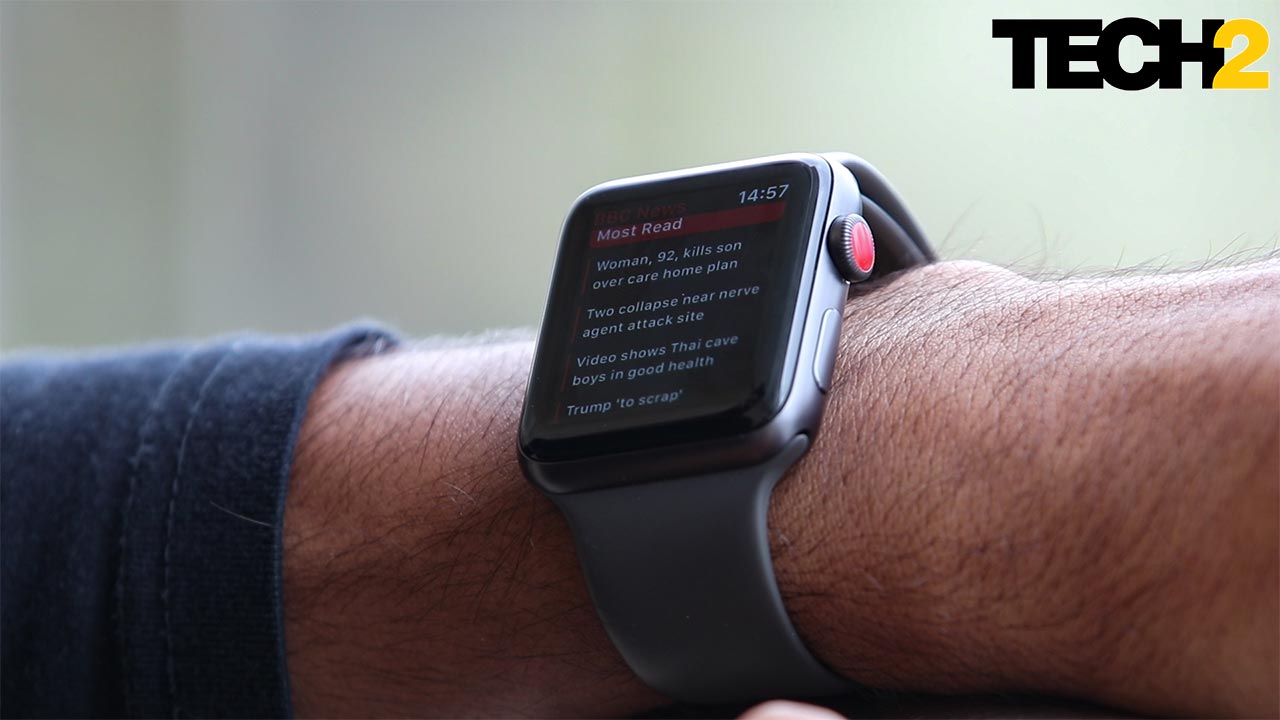 Catching up on the headlines on the Apple Watch Series 3. Image: tech2/Prannoy Palav