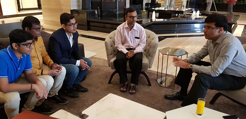 Viswanathan Anand sharing some last minute tips with the players | Photo: ChessBase India