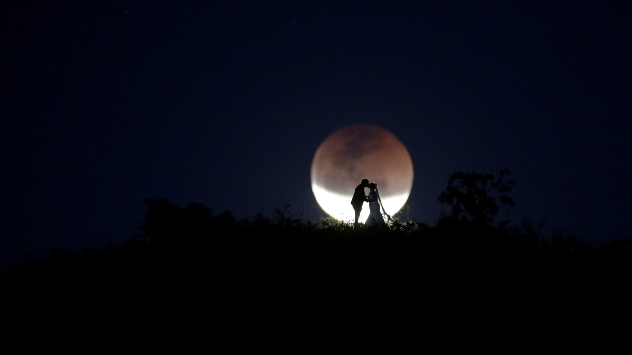 As the couple promised to keep the vows and kissed each other, the blood moon set happily ever after! Location: Brazil, Image: Reuters As the couple promised to keep the vows and kissed each other, the blood moon set happily ever after! Location: Brazil, Image: Reuters
