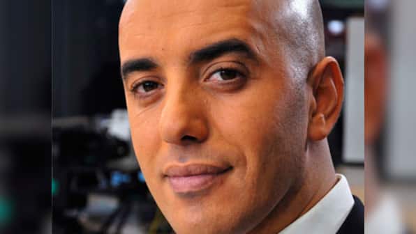 Notorious French gangster Redoine Faid flees Reau prison aboard hijacked helicopter; 2,900 policemen launch manhunt