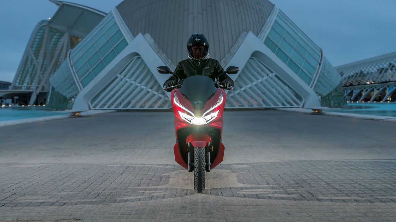 Honda to launch first Hybrid scooter PCX 125 in Japan on 14 September this year Honda to launch first Hybrid scooter PCX 125 in Japan on 14 September this year