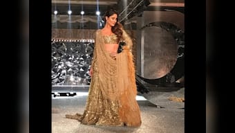 ICW 2018: Kareena Kapoor Khan closes for Falguni Shane Peacock in a 30 kg gold lehenga